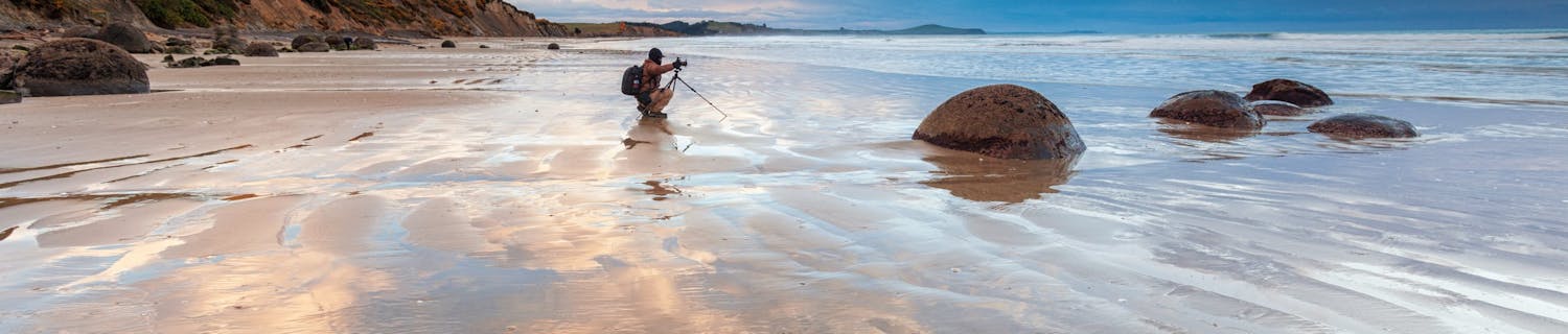 Man fotograferar vid stranden.